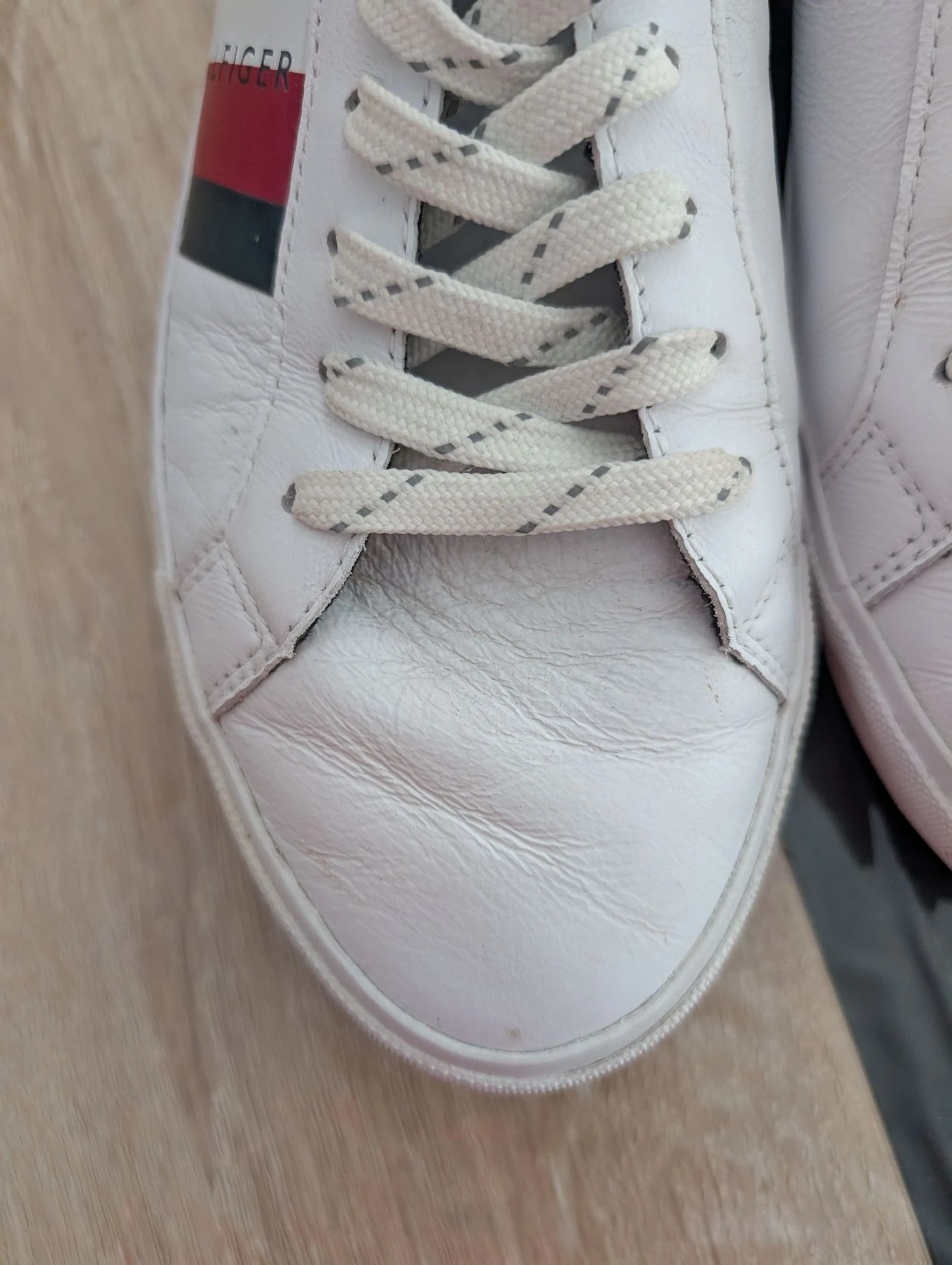 Very beautiful Tommy Hilfiger Flag Detail Leather Sneaker White Size 43 – photo 2